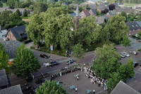 2019K Drohne Dorfplatz Fahnenschwernker